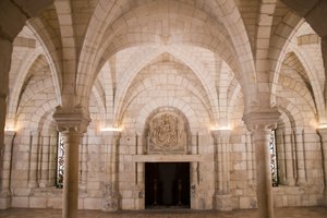 チャプターハウス、セントジョンのベネディクト会修道院、1150-90年（石灰岩） 作： French School